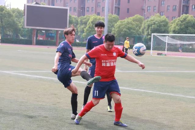 日本球迷亮出旭日旗，钧正平：沾满侵略血污的“战犯旗”，被国际足联明令禁止，世界杯赛场不是军国主义的招魂地